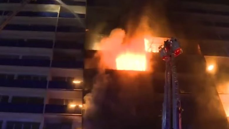 Zjarr në një spital në Paris, një i vdekur dhe tetë të lënduar – pamjet tregojnë flakët që mbulojnë ndërtesën