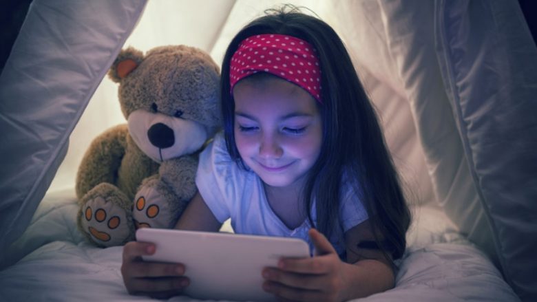 Përdorimi i pajisjeve elektronike mbi 2 orë në ditë i bën fëmijët impulsivë
