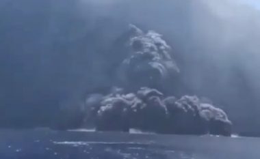 Shpërthimi i vullkanit në Itali, momenti kur turistët largohen të tmerruar