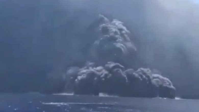 Shpërthimi i vullkanit në Itali, momenti kur turistët largohen të tmerruar