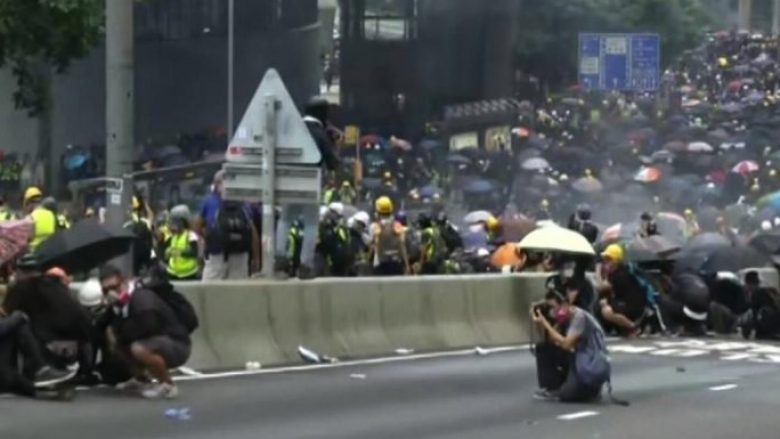 Protestuesit “pushtojnë” qendrën e Hong Kongut