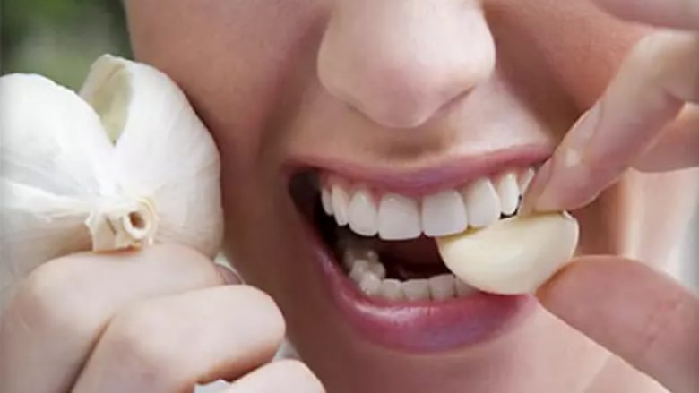 Si ta largoni erën e gojës që shkaktohet nga konsumimi i hudhrës dhe qepës