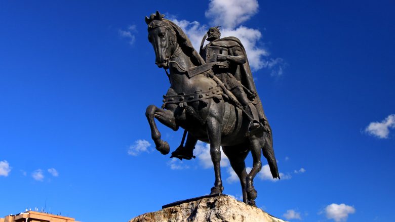 Odhise Paskali duke i dhënë dorën e fundit “Skënderbeut”