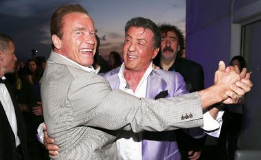 Stallone tallet në kurriz të Schwarzenegger