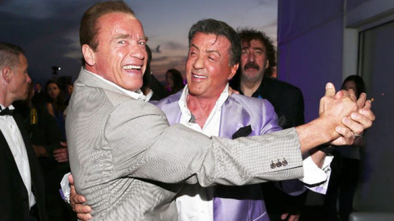 Stallone tallet në kurriz të Schwarzenegger