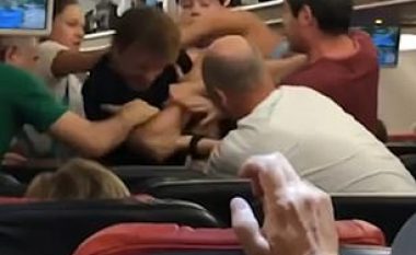 Turistët rusë u përleshën ashpër në aeroplanin që po nisej nga Turqia