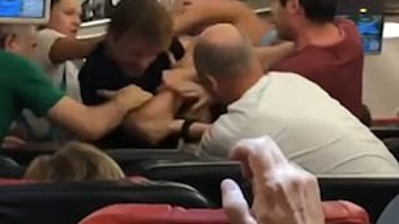 Turistët rusë u përleshën ashpër në aeroplanin që po nisej nga Turqia
