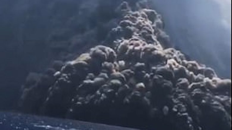 Turistët u larguan me shpejtësi nga vullkani që shpërtheu papritmas në bregdet
