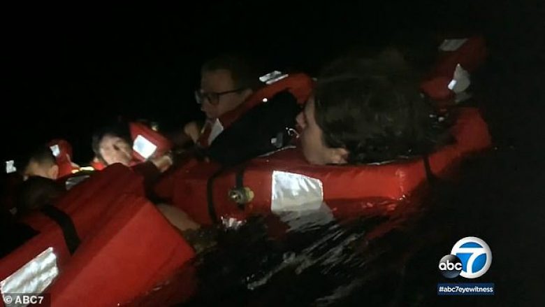 Turistët e tmerruar u hodhën në ujë ku kishte peshkaqenë, pasi barka u përfshi nga zjarri