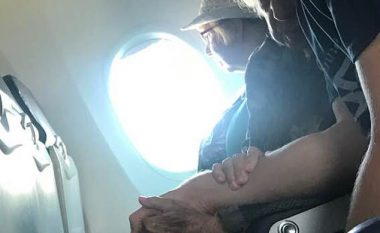 Veprimi mbresëlënës i një udhëtari, ndaj 96-vjeçares së shqetësuar nga fluturimi me aeroplan