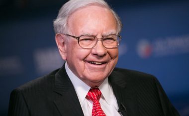 Miliarderi Warren Buffet më në fund ka ndërruar telefonin 20 dollarësh për një iPhone