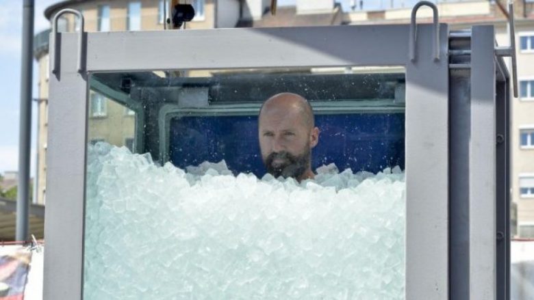 Atleti thyen rekordin botëror, qëndron dy orë në vaskën e mbushur me akull