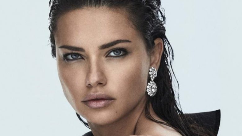 Adriana Lima pozon tërësisht nudo