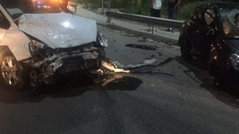 Gjashtë persona lëndohen në një aksident trafiku në magjistralën Mitrovicë-Prishtinë