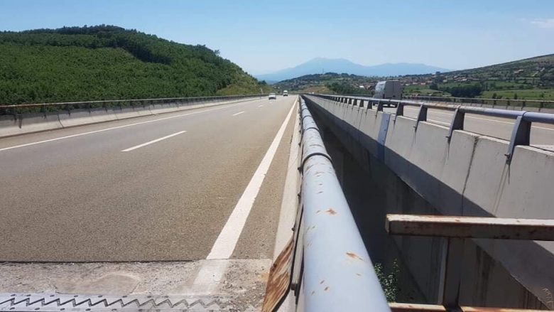 Aksident i rëndë në Autostradën “Ibrahim Rugova”, një i vdekur e katër të lënduar