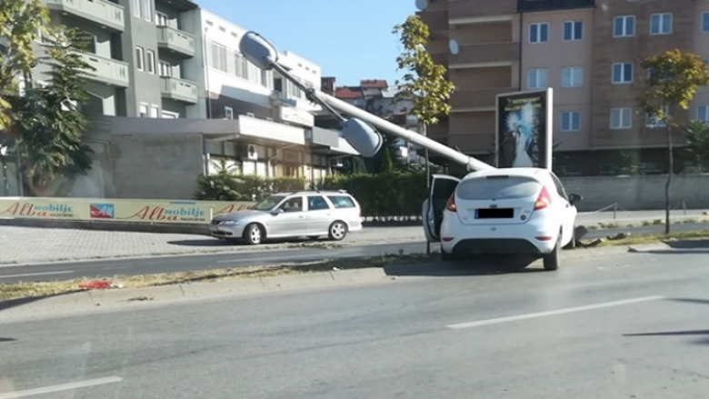 Dy persona të lënduar në një aksident në Tetovë, dëmtohet edhe një shtyllë elektrike