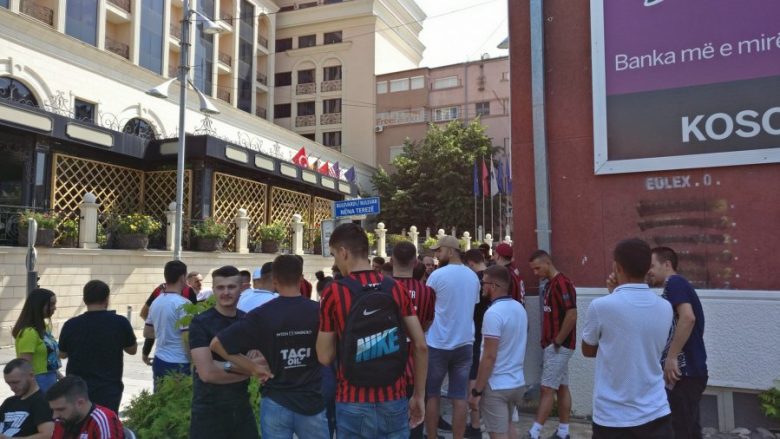 Legjenda e Milanit, Daniele Massaro, përshëndet tifozët shqiptarë në Kosovë