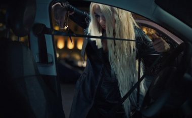 Ava Max publikon klipin e këngës “Torn”, vjen me paraqitje të veçantë si një super heroinë