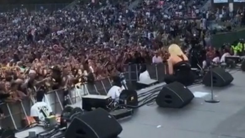 Bebe Rexha pëson sulm të astmës midis koncertit, por këngëtarja nuk ndalet së performuari