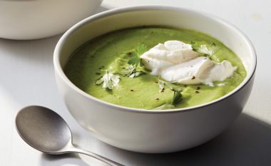 Supë me perime të gjelbra sipas recetës së kuzhinierit të famshëm: Vetëm tre përbërës, shije magjepsëse!