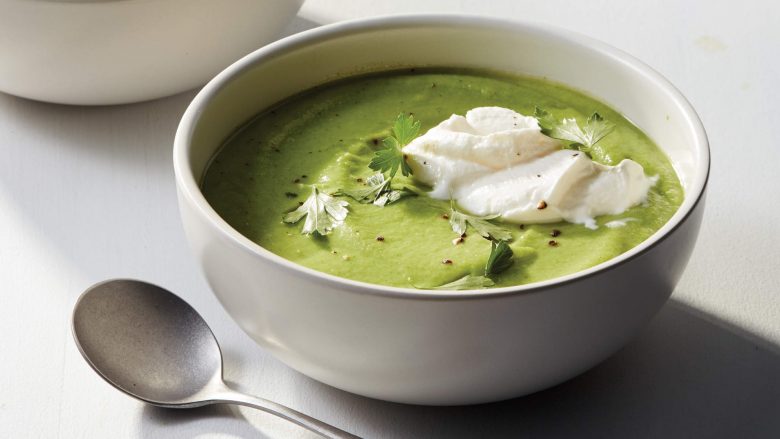 Supë me perime të gjelbra sipas recetës së kuzhinierit të famshëm: Vetëm tre përbërës, shije magjepsëse!