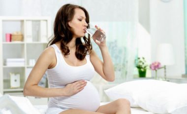 Sa ujë duhet të pijë një grua shtatzënë?