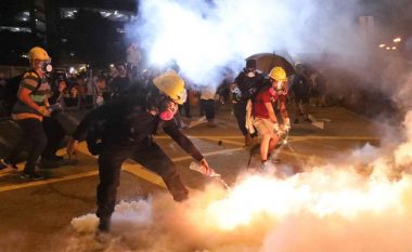 Përplasje të forta mes demostruesve dhe policisë, pamjet nga protesta në Hong Kong