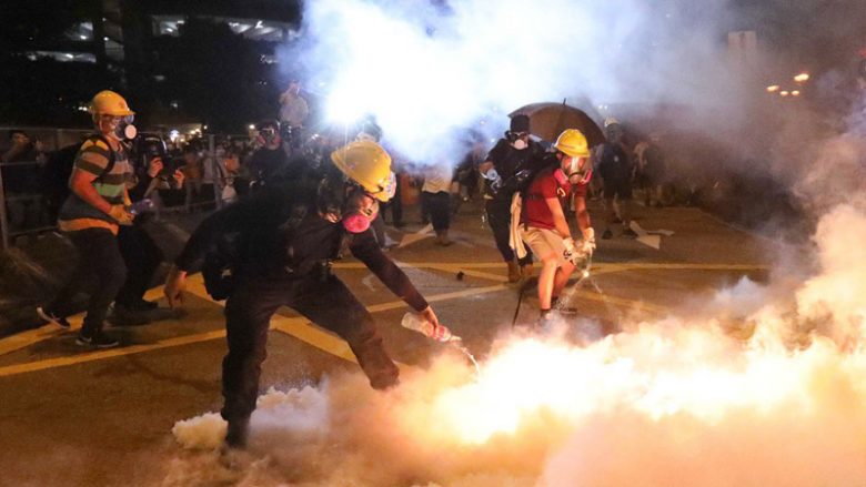 Përplasje të forta mes demostruesve dhe policisë, pamjet nga protesta në Hong Kong