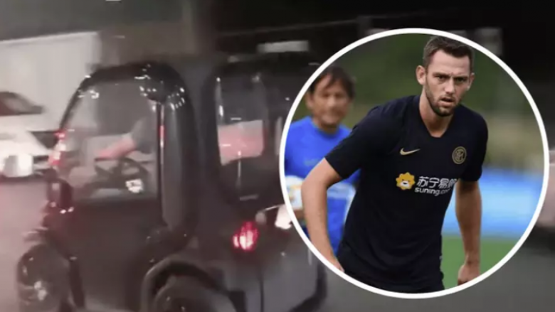  De Vrij arrin në darkën e skuadrës së Interit me një veturë qesharake