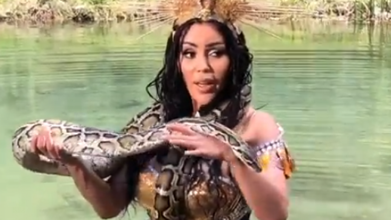 Fjolla publikon video nga prapaskenat e klipit “Naçe naçe”, teksa mban në duar një gjarpër
