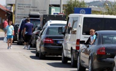 Sërish kolona në kufi, pritje deri në shtatë orë për të dalë nga Kosova