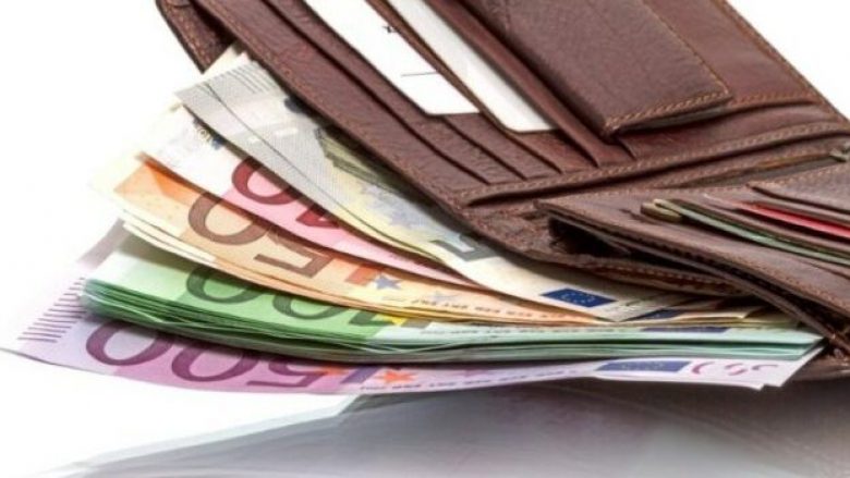 Mitrovicë, qytetari gjen një shumë të parave në rrugë – policia fton të lajmërohet pronari i tyre