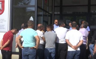 Fermerëve iu ndalua shitja e kurbanëve në Pejë, paralajmërojnë bllokim të rrugëve
