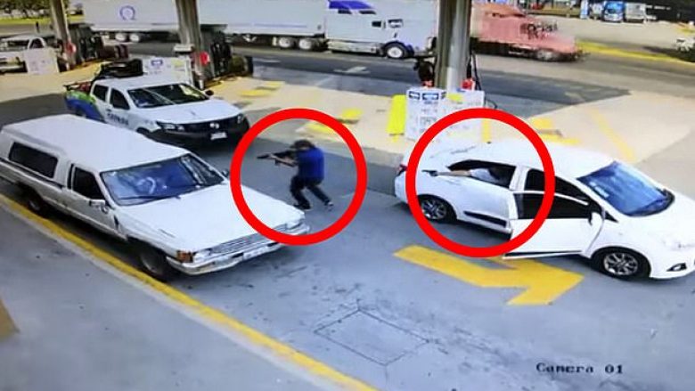 Momenti kur burra të armatosur i zënë pritën një shoferi të një veture të kufomave në Meksikë – e vrasin  në mes të ditës