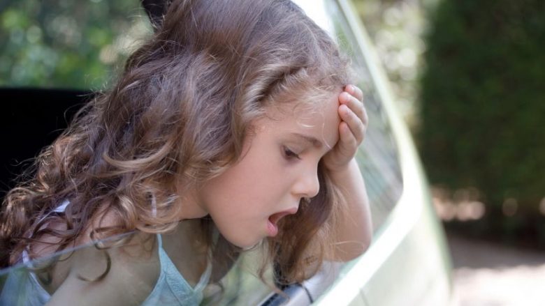 Fëmija juaj ka krupë gjatë udhëtimit me veturë? Harroni tabletat, ky është ilaçi natyral