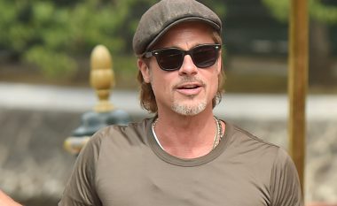 Brad Pitt shfaqet me tatuazh të ri në Festivalin e Filmit në Venecia