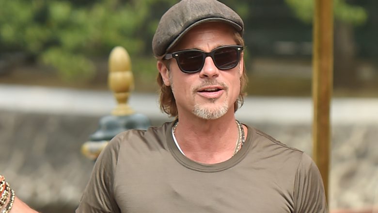 Brad Pitt shfaqet me tatuazh të ri në Festivalin e Filmit në Venecia