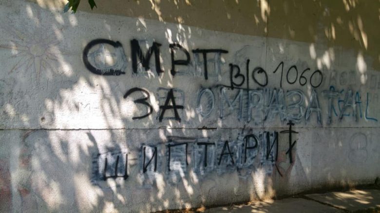 Fshin grafitin kundër shqiptarëve, maqedonasja gjobitet nga institucionet shtetërore 