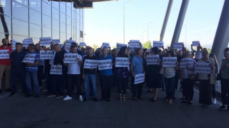 Punëtorët e aeroportit sot sërish në grevë