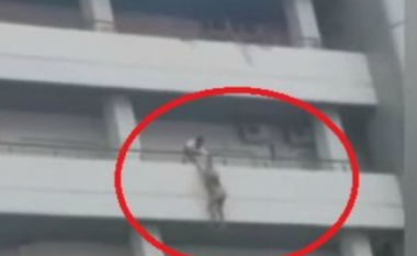 Pamjet kur një grua tenton të hidhet nga ballkoni në Vlorë, e shpëton burri
