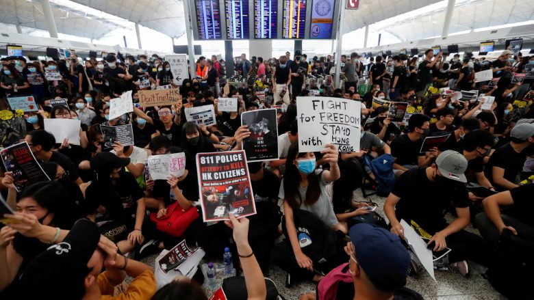 Twitter: Kina përdori llogari të rreme për t’i minuar protestat në Hong Kong
