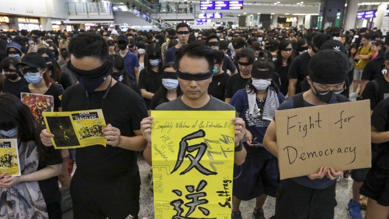 Java e 10 e protestave, anulohen fluturimet në aeroportin e Hong Kongut