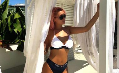 Eni Koçi sjell poza atraktive në bikini gjatë pushimeve