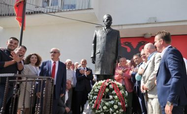 Ilir Meta vizitoi “Teqen e Madhe” në Rahovec, ku forcat serbe vranë Shejh Myhedin Shehun