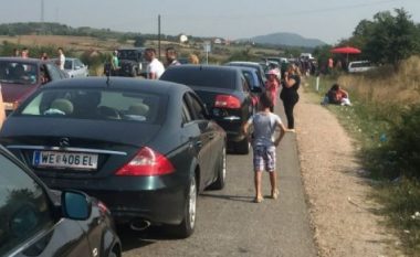 Kolona të gjata në kufi me Serbinë, mërgimtarët po presin 6 orë në Merdare