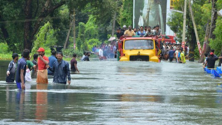 Përmbytjet masive marrin jetën e 270 personave në Indi