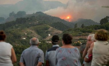 Zjarri ka kapluar ishujt Kanarie në Spanjë, 9 mijë persona të evakuar