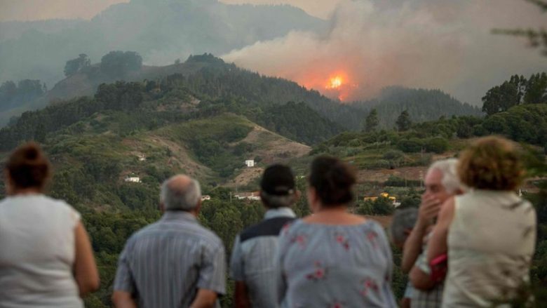 Zjarri ka kapluar ishujt Kanarie në Spanjë, 9 mijë persona të evakuar