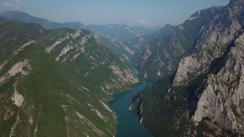 Komani – liqeni i turistëve dhe udhëtimi në mes të alpeve
