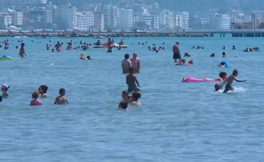 Kosovarët mësyjnë plazhin e Durrësit për Bajram, dyndje në kufi
